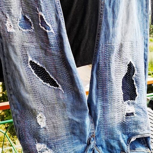 Jeans mending tutorial6 - etmdesigns.eu - Repairing jeans. How to mend holes in jeans with Visible mending using the running stitch - 2 https://etmdesigns.eu/2020/09/25/repairing-jeans-with-visible-mending/ -